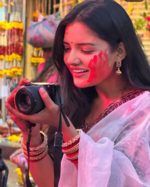 Ambika Vani Instagram - Life is a canvas, make it colorful! Happy Holi✨

PC - @shayansphotography @yanibirii 

#holi #happyholi #saree #indianfestival