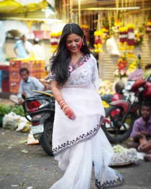 Ambika Vani Instagram - Life is a canvas, make it colorful! Happy Holi✨

PC - @shayansphotography @yanibirii 

#holi #happyholi #saree #indianfestival