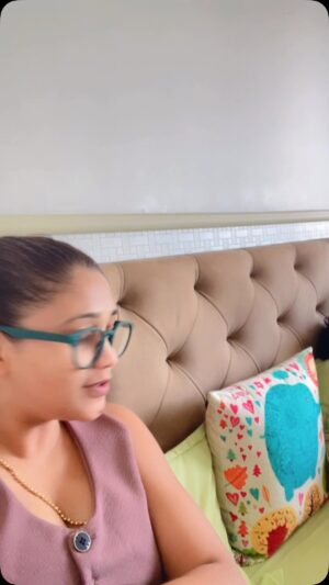 Amrapali Gupta Instagram - @yashsinhaofficial ko bol rahi hun collaborate karne… agar nahi maana tab batati hun… follow-unfollow sab nikal jayega 👊

#husbandandwife #husbandwifejokes #couplelife #husbandwifereels #fun