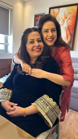 Amrita Raichand Instagram - Batao ab sunane hai kisiko mujhe apne dukh?😉 

Well advise mein free mein na du par mera recipes toh apko free mein hi deti hun right? ☺️😍Haha! So hurry and head onto my YouTube channel for the best Butter Chicken you will ever eat 😋😋😋
Link in my bio🔗

Loved having you over and making me cook @romygill 😘💕🥰
#ButterChicken #PunjabiFlavors #NorthIndianCuisine #ChickenLovers #SpicyAndCreamy #HomemadeGoodness #RichAndFlavorful #ChefAmritaRaichand #ASR #ChefAndBeyond #ComfortFood #ChickenRecipes #DinnerRecipes #LunchRecipes #IconicIndianDish #FlavorsOfIndia #MereGharKaKhana