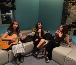 Amy Anderson Instagram - So proud of my girl ❤️ 

Thank you to everyone who came out to support live artists last night and thank you @wfnm @hotelziggy @grantowensmusic for all you do to promote up and coming musicians!

Video clips, new song releases coming soon! 🎶

#aubreyandersonemmons #francesanderson #hollywood #sunsetstrip #livemusic #indiemusic