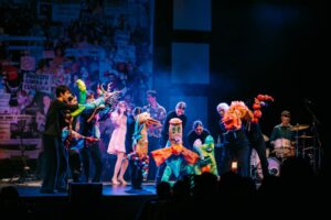 Ana Bacalhau Instagram - O segundo dia do Palheta - Robertos e Marionetas terminou com um concerto único de Ana Bacalhau com a participação especial da companhia Quinto Palco, que apresentou as marionetas feitas pela Teatro e Marionetas de Mandrágora em conjunto com a turma de artes do Agrupamento de Escolas da Gafanha da Nazaré. Ana Bacalhau cantou músicas do último disco, mas também algumas do novo, que lança em abril: «Mundo Antena». 

Temos muita sorte por ter artistas que aceitam estas ideias, associações, companhias de teatro e alunos e professores que passam meses a construir o que imaginámos.

Obrigado por isso.

📷 @grafonola_ig
