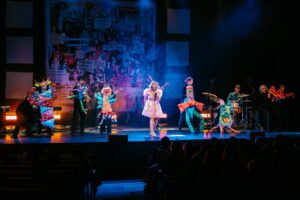 Ana Bacalhau Instagram - O segundo dia do Palheta - Robertos e Marionetas terminou com um concerto único de Ana Bacalhau com a participação especial da companhia Quinto Palco, que apresentou as marionetas feitas pela Teatro e Marionetas de Mandrágora em conjunto com a turma de artes do Agrupamento de Escolas da Gafanha da Nazaré. Ana Bacalhau cantou músicas do último disco, mas também algumas do novo, que lança em abril: «Mundo Antena». 

Temos muita sorte por ter artistas que aceitam estas ideias, associações, companhias de teatro e alunos e professores que passam meses a construir o que imaginámos.

Obrigado por isso.

📷 @grafonola_ig