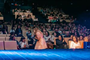 Ana Bacalhau Instagram - O segundo dia do Palheta - Robertos e Marionetas terminou com um concerto único de Ana Bacalhau com a participação especial da companhia Quinto Palco, que apresentou as marionetas feitas pela Teatro e Marionetas de Mandrágora em conjunto com a turma de artes do Agrupamento de Escolas da Gafanha da Nazaré. Ana Bacalhau cantou músicas do último disco, mas também algumas do novo, que lança em abril: «Mundo Antena». 

Temos muita sorte por ter artistas que aceitam estas ideias, associações, companhias de teatro e alunos e professores que passam meses a construir o que imaginámos.

Obrigado por isso.

📷 @grafonola_ig