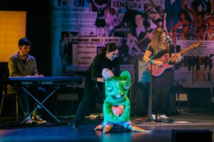 Ana Bacalhau Instagram - O segundo dia do Palheta - Robertos e Marionetas terminou com um concerto único de Ana Bacalhau com a participação especial da companhia Quinto Palco, que apresentou as marionetas feitas pela Teatro e Marionetas de Mandrágora em conjunto com a turma de artes do Agrupamento de Escolas da Gafanha da Nazaré. Ana Bacalhau cantou músicas do último disco, mas também algumas do novo, que lança em abril: «Mundo Antena». 

Temos muita sorte por ter artistas que aceitam estas ideias, associações, companhias de teatro e alunos e professores que passam meses a construir o que imaginámos.

Obrigado por isso.

📷 @grafonola_ig