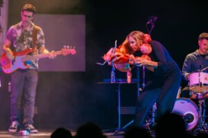Ana Bacalhau Instagram - O segundo dia do Palheta - Robertos e Marionetas terminou com um concerto único de Ana Bacalhau com a participação especial da companhia Quinto Palco, que apresentou as marionetas feitas pela Teatro e Marionetas de Mandrágora em conjunto com a turma de artes do Agrupamento de Escolas da Gafanha da Nazaré. Ana Bacalhau cantou músicas do último disco, mas também algumas do novo, que lança em abril: «Mundo Antena». 

Temos muita sorte por ter artistas que aceitam estas ideias, associações, companhias de teatro e alunos e professores que passam meses a construir o que imaginámos.

Obrigado por isso.

📷 @grafonola_ig