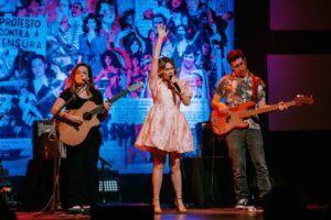 Ana Bacalhau Instagram - O segundo dia do Palheta - Robertos e Marionetas terminou com um concerto único de Ana Bacalhau com a participação especial da companhia Quinto Palco, que apresentou as marionetas feitas pela Teatro e Marionetas de Mandrágora em conjunto com a turma de artes do Agrupamento de Escolas da Gafanha da Nazaré. Ana Bacalhau cantou músicas do último disco, mas também algumas do novo, que lança em abril: «Mundo Antena». 

Temos muita sorte por ter artistas que aceitam estas ideias, associações, companhias de teatro e alunos e professores que passam meses a construir o que imaginámos.

Obrigado por isso.

📷 @grafonola_ig