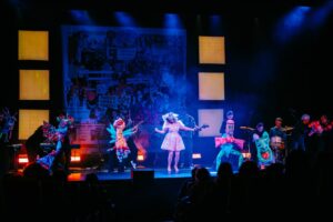 Ana Bacalhau Instagram - O segundo dia do Palheta - Robertos e Marionetas terminou com um concerto único de Ana Bacalhau com a participação especial da companhia Quinto Palco, que apresentou as marionetas feitas pela Teatro e Marionetas de Mandrágora em conjunto com a turma de artes do Agrupamento de Escolas da Gafanha da Nazaré. Ana Bacalhau cantou músicas do último disco, mas também algumas do novo, que lança em abril: «Mundo Antena». 

Temos muita sorte por ter artistas que aceitam estas ideias, associações, companhias de teatro e alunos e professores que passam meses a construir o que imaginámos.

Obrigado por isso.

📷 @grafonola_ig