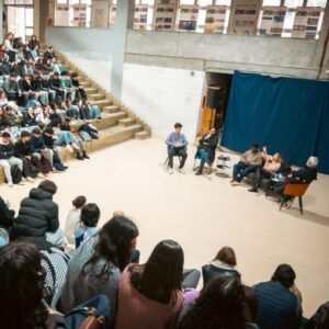 Ana Bacalhau Instagram - Alunos da Escola Secundária de Benfica em Talk com Ana Bacalhau e Valete

Hoje, os alunos da Escola Secundária de Benfica tiveram a oportunidade única de participar numa Talk com a cantora Ana Bacalhau e o rapper Valete. Este encontro especial aconteceu no interior da Escola e foi realizado no âmbito do Programa Horizontal 360, promovido pela Junta de Freguesia de Benfica, e inserido nas comemorações do Mês da Juventude.

O Horizontal 360 é um programa inovador que visa proporcionar aos jovens experiências enriquecedoras através de debates, workshops e eventos culturais, incentivando a participação ativa na comunidade.

Durante a sessão, os alunos puderam colocar questões e ouvir, diretamente destes dois artistas de renome, reflexões sobre música, carreira e temas importantes para a juventude. Uma experiência inspiradora para todos! 

#juventude #horizontal360 #anabacalhau #valete #bairrodebenfica