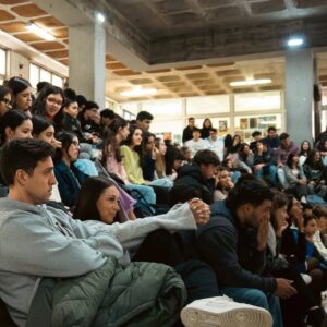 Ana Bacalhau Instagram - Alunos da Escola Secundária de Benfica em Talk com Ana Bacalhau e Valete

Hoje, os alunos da Escola Secundária de Benfica tiveram a oportunidade única de participar numa Talk com a cantora Ana Bacalhau e o rapper Valete. Este encontro especial aconteceu no interior da Escola e foi realizado no âmbito do Programa Horizontal 360, promovido pela Junta de Freguesia de Benfica, e inserido nas comemorações do Mês da Juventude.

O Horizontal 360 é um programa inovador que visa proporcionar aos jovens experiências enriquecedoras através de debates, workshops e eventos culturais, incentivando a participação ativa na comunidade.

Durante a sessão, os alunos puderam colocar questões e ouvir, diretamente destes dois artistas de renome, reflexões sobre música, carreira e temas importantes para a juventude. Uma experiência inspiradora para todos! 

#juventude #horizontal360 #anabacalhau #valete #bairrodebenfica