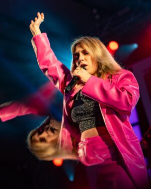 Ana Bacalhau Instagram - @anabacalhau com uma presença única em palco! 🤩