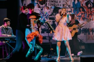Ana Bacalhau Instagram - O segundo dia do Palheta - Robertos e Marionetas terminou com um concerto único de Ana Bacalhau com a participação especial da companhia Quinto Palco, que apresentou as marionetas feitas pela Teatro e Marionetas de Mandrágora em conjunto com a turma de artes do Agrupamento de Escolas da Gafanha da Nazaré. Ana Bacalhau cantou músicas do último disco, mas também algumas do novo, que lança em abril: «Mundo Antena». 

Temos muita sorte por ter artistas que aceitam estas ideias, associações, companhias de teatro e alunos e professores que passam meses a construir o que imaginámos.

Obrigado por isso.

📷 @grafonola_ig
