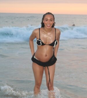 Ana Giulia Zortea Instagram - Ana & Ace take on the beach ✨ primeira vez da neném na praia!!!