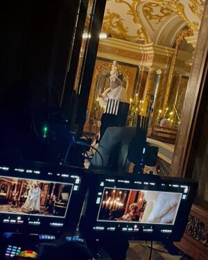Ana Locking Instagram - Que #CarlosGonzalez sea #Farinelli es una decisión tan sabia que ya no me puedo imaginar este personaje sin Carlos detrás 🕊️ @carlosgonzalezfdz en Farinelli se come la pantalla de una manera tan radiante y divertida que nos deja embobados mirándole y escuchándole. 
No os imagináis el placer que da tener a Carlos cerca, trabajar con él es tener momentos de felicidad uno tras otro. Deseo ardientemente un spinoff de Farinelli con Carlos ya!!! Que 25 años viviendo en España da para mucho!!! 🫰

Farinelli, el cantante ‘castrato’ más grande de la historia y el más famoso del siglo XVIII canta por primera vez ante Felipe V. Un momento de extasis artístico y emocional donde el monarca se ilusiona y olvida por unos minutos de su profunda depresión. A Farinelli siempre le imaginé como un ángel caído del cielo venido para salvar al monarca, ese primer personaje no binario mainstream de la historia. 👼 

El vestuario se compone de un corset-coraza militar que juega con lo femenino y masculino, bordado en plumas blancas trabajadas en su tono natural. El tejido de la blusa y las calzas son un rico trabajo floral realizado manualmente con pintura acrílica y espátula en organza sobre dupión de seda crudo. Los zapatos de plataforma, hechos en piel y pluma con adornos en pan de oro, y los anillos-uñas creados de manera artesanal en filigrana de latón con incrustaciones de perlas y cristales, se convierten en una extensión de los dedos mágicos del gran castrati.

El fabuloso tocado es diseño es de #RafaPeinador, se trata de una jaula de alambre forrada en hilo de seda con mariposas móviles trabajadas con plumas.

Realización @tallerojodeaguja 
Patronaje @sevillarosa 
Tocado @rafa_peinador 
Producción: @zetastudiosprod & @movistarplus 
Dirección @dieguitoirigoyen 
Guión @matadme_mucho & #AdolfoValor
Dirección Fotografía @mariacodinarebull
Dirección Arte @jrgdesoto 
Peluquería @alilopezmed
Maquillaje @anita.make.up & @holau_perez 
Foto fija @sinrumbo13