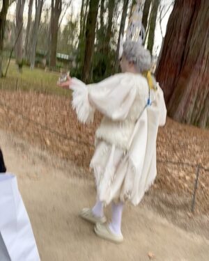 Ana Locking Instagram - Que #CarlosGonzalez sea #Farinelli es una decisión tan sabia que ya no me puedo imaginar este personaje sin Carlos detrás 🕊️ @carlosgonzalezfdz en Farinelli se come la pantalla de una manera tan radiante y divertida que nos deja embobados mirándole y escuchándole. 
No os imagináis el placer que da tener a Carlos cerca, trabajar con él es tener momentos de felicidad uno tras otro. Deseo ardientemente un spinoff de Farinelli con Carlos ya!!! Que 25 años viviendo en España da para mucho!!! 🫰

Farinelli, el cantante ‘castrato’ más grande de la historia y el más famoso del siglo XVIII canta por primera vez ante Felipe V. Un momento de extasis artístico y emocional donde el monarca se ilusiona y olvida por unos minutos de su profunda depresión. A Farinelli siempre le imaginé como un ángel caído del cielo venido para salvar al monarca, ese primer personaje no binario mainstream de la historia. 👼 

El vestuario se compone de un corset-coraza militar que juega con lo femenino y masculino, bordado en plumas blancas trabajadas en su tono natural. El tejido de la blusa y las calzas son un rico trabajo floral realizado manualmente con pintura acrílica y espátula en organza sobre dupión de seda crudo. Los zapatos de plataforma, hechos en piel y pluma con adornos en pan de oro, y los anillos-uñas creados de manera artesanal en filigrana de latón con incrustaciones de perlas y cristales, se convierten en una extensión de los dedos mágicos del gran castrati.

El fabuloso tocado es diseño es de #RafaPeinador, se trata de una jaula de alambre forrada en hilo de seda con mariposas móviles trabajadas con plumas.

Realización @tallerojodeaguja 
Patronaje @sevillarosa 
Tocado @rafa_peinador 
Producción: @zetastudiosprod & @movistarplus 
Dirección @dieguitoirigoyen 
Guión @matadme_mucho & #AdolfoValor
Dirección Fotografía @mariacodinarebull
Dirección Arte @jrgdesoto 
Peluquería @alilopezmed
Maquillaje @anita.make.up & @holau_perez 
Foto fija @sinrumbo13