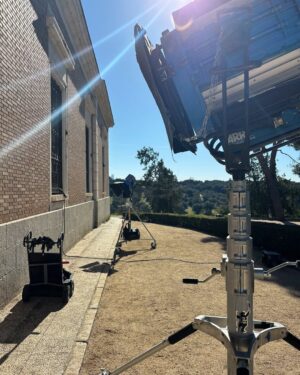 Ana Locking Instagram - Que ganas de poder mostraros mi primera incursión como figurinista en el medio audiovisual. #LaVidaBreve ha sido una experiencia maravillosa, un regalo caído del cielo que gracias a #AdolfoValor, #CristobalGarrido, @zetastudiosprod y @movistarplus se ha hecho realidad. 💝

Una comedia loca ambientada en el siglo XVIII durante el reinado más breve de España 👑 Para esta colaboración he diseñado los looks de #IsabelDeFarnesio, #LuisaDeOrleans y #Farinelli, para tres escenas relevantes de la serie interpretadxs maravillosamente por @leonorwatling, @aliciaarmenteros y @carlosgonzalezfdz. Todo el resto del fantástico vestuario de la serie ha sido creado por la figurinista @helenasanchis.

Siempre he soñado con poder hacer algo especial en este medio, formar parte de la magia del audiovisual. En mi trabajo en moda siempre me he implicado en las historias que me interesaba contar, pero nunca me había puesto al servicio de las de otros, y he tenido la gran suerte de participar en esta [Breve] y fantástica historia. 
Nunca agradeceré lo suficiente a sus creadores por elegirme y apostar ciegamente en mi trabajo, por darme la libertad de soñar y volar con vosotros, nos habéis regalado felicidad en vena! 🫶

Gracias a #LeonorWatling, #AliciaArmenteros y #CarlosGonzalez por poneros en mis manos con tanto cariño, profesionalidad y paciencia, como os admiro y adoro! Sois magia!🫰
También quería agradecer a todo el maravilloso equipo de esta gran produccion por su generosa amabilidad, cariño y cercanía. Tilda Swinton dice que “Ser amables con el prójimo es como un acto revolucionario”, pues que vivan esas revoluciones! Gracias infinitas a todos los equipos de peluquería @alilopezmed, maquillaje @anita.make.up @holau_perez, fotografía @mariacodinarebull, arte @jrgdesoto, actores y por supuesto sus creadores y directores @matadme_mucho, #AdolfoValor y @dieguitoirigoyen.

Y gracias al maravilloso equipo que hacen que mis sueños se hagan realidad, mi querida Mari Carmen de @ojodeaguja, mi patronista @SevillaRosa, y @rafa_peinador por tus increíbles tocados.

He puesto mucho mimo, cariño y pasión en este proyecto, así que espero lo disfrutéis tanto como yo haciéndolo.
