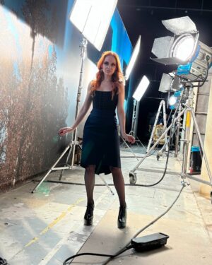Ana Locking Instagram - Que ganas de poder mostraros mi primera incursión como figurinista en el medio audiovisual. #LaVidaBreve ha sido una experiencia maravillosa, un regalo caído del cielo que gracias a #AdolfoValor, #CristobalGarrido, @zetastudiosprod y @movistarplus se ha hecho realidad. 💝

Una comedia loca ambientada en el siglo XVIII durante el reinado más breve de España 👑 Para esta colaboración he diseñado los looks de #IsabelDeFarnesio, #LuisaDeOrleans y #Farinelli, para tres escenas relevantes de la serie interpretadxs maravillosamente por @leonorwatling, @aliciaarmenteros y @carlosgonzalezfdz. Todo el resto del fantástico vestuario de la serie ha sido creado por la figurinista @helenasanchis.

Siempre he soñado con poder hacer algo especial en este medio, formar parte de la magia del audiovisual. En mi trabajo en moda siempre me he implicado en las historias que me interesaba contar, pero nunca me había puesto al servicio de las de otros, y he tenido la gran suerte de participar en esta [Breve] y fantástica historia. 
Nunca agradeceré lo suficiente a sus creadores por elegirme y apostar ciegamente en mi trabajo, por darme la libertad de soñar y volar con vosotros, nos habéis regalado felicidad en vena! 🫶

Gracias a #LeonorWatling, #AliciaArmenteros y #CarlosGonzalez por poneros en mis manos con tanto cariño, profesionalidad y paciencia, como os admiro y adoro! Sois magia!🫰
También quería agradecer a todo el maravilloso equipo de esta gran produccion por su generosa amabilidad, cariño y cercanía. Tilda Swinton dice que “Ser amables con el prójimo es como un acto revolucionario”, pues que vivan esas revoluciones! Gracias infinitas a todos los equipos de peluquería @alilopezmed, maquillaje @anita.make.up @holau_perez, fotografía @mariacodinarebull, arte @jrgdesoto, actores y por supuesto sus creadores y directores @matadme_mucho, #AdolfoValor y @dieguitoirigoyen.

Y gracias al maravilloso equipo que hacen que mis sueños se hagan realidad, mi querida Mari Carmen de @ojodeaguja, mi patronista @SevillaRosa, y @rafa_peinador por tus increíbles tocados.

He puesto mucho mimo, cariño y pasión en este proyecto, así que espero lo disfrutéis tanto como yo haciéndolo.