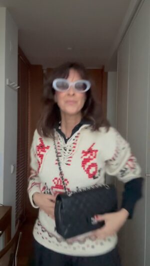 Ana Marques Instagram - Lembram-se da polémica das camisolas poveiras?
( Resumo: uma marca de luxo americana lançou em 2021 uma camisola baseada nas tradicionais camisolas de pescadores… veio uma acusação de plágio e, de repente, as camisolas “folclóricas” passaram a ser olhadas como o mais rico património nacional… e voltaram a um certo esquecimento). 
No outro dia lembrei-me da minha, atirada para o fundo do armário. É super quente e acabo por não a usar assim tanto. 
Parece que vem para aí uma vaga de frio e lembrei-me que não tenho nada mais quente. 
Como gosto especialmente de roupa “étnica” de qq parte do mundo… os trajes portugueses não são exceção, arranjei aqui uns pequenos truques para lhe dar um ar mais urbano.