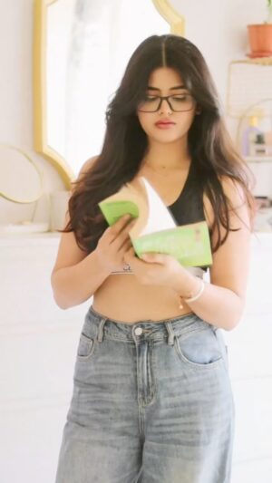 Anahita Bhooshan Instagram - Feels like I’m back in school with this song! 🎒
Let’s glam up! 💕 
Specs or no specs ?