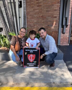 Andrea Quattrocchi Instagram - Kinder 3🥹 Volviendo a la época de colegio, pero esta vez del otro lado. ¡Que locura la vida y el paso del tiempo! Me encanta la vida desde tus ojitos mi Bruni♥️ (Basta lo CHINOS de felicidad que estamos con Dario 🤤🤣)