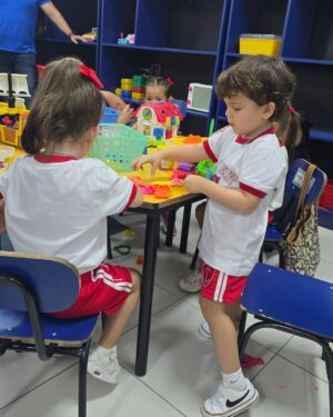 Andrea Quattrocchi Instagram - Kinder 3🥹 Volviendo a la época de colegio, pero esta vez del otro lado. ¡Que locura la vida y el paso del tiempo! Me encanta la vida desde tus ojitos mi Bruni♥️ (Basta lo CHINOS de felicidad que estamos con Dario 🤤🤣)