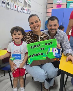 Andrea Quattrocchi Instagram - Kinder 3🥹 Volviendo a la época de colegio, pero esta vez del otro lado. ¡Que locura la vida y el paso del tiempo! Me encanta la vida desde tus ojitos mi Bruni♥️ (Basta lo CHINOS de felicidad que estamos con Dario 🤤🤣)