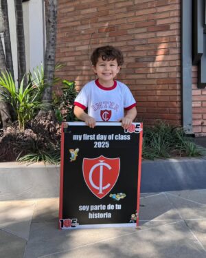 Andrea Quattrocchi Instagram - Kinder 3🥹 Volviendo a la época de colegio, pero esta vez del otro lado. ¡Que locura la vida y el paso del tiempo! Me encanta la vida desde tus ojitos mi Bruni♥️ (Basta lo CHINOS de felicidad que estamos con Dario 🤤🤣)
