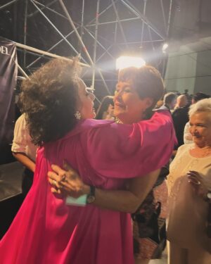 Andrea Tessa Instagram - Amo estas imágenes! Hay ahí tanto amor, compañerismo y una pasión compartida por el bel canto. @veronicavillarroeloficial gracias por tanto y por este encuentro post concierto contigo. Te queremos muchísimo. Gracias @maribelvillarroelg por estas fotos preciosas.