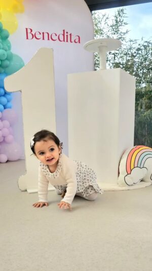 Andreia Dinis Instagram - Celebrámos ontem o 1° aniversário da Benedita. Minha sobrinha, afilhada, meu amor mais pequenino.... nossa bebé muito desejada. Parabéns à nossa princesinha e aos papás mais maravilhosos que podia ter. Que orgulho na família que tenho. 🩷