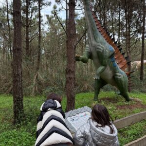 Andreia Rodrigues Instagram - Crianças felizes! Elas e nós! No Dino Parque! 💚🦕

Um programa muito divertido, que nos leva numa viagem fantástica, para toda a família! 
E aqui ficam algumas memórias, de uma tarde feliz! 🦖 Adorámos! E vamos voltar!!! @dinoparquelourinha