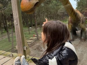 Andreia Rodrigues Instagram - Crianças felizes! Elas e nós! No Dino Parque! 💚🦕

Um programa muito divertido, que nos leva numa viagem fantástica, para toda a família! 
E aqui ficam algumas memórias, de uma tarde feliz! 🦖 Adorámos! E vamos voltar!!! @dinoparquelourinha