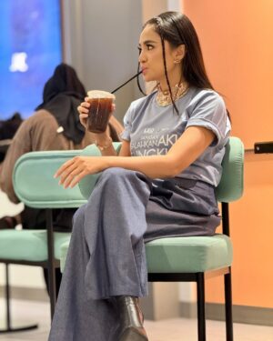 Andriani Marshanda Instagram - #JanganSalahkanAkuSelingkuh Press Conference ✨ 

@jsas_series @wetvoriginal @wetvindonesia @leopictures_official 

Look Credits:
MUA @rama_jee 
Hairstylist @enikemakeupin 
Jewelry @semarnusantara 
Pants @josephineanni 
Styled by @rikkisi @milsonmassie