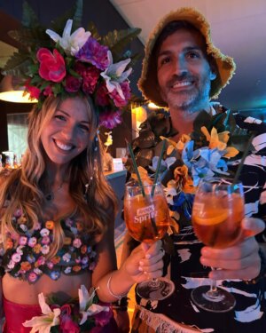 Andy Vila Instagram - Al final del carrusel el ganador de los disfraces🥂🍾

Gracias a este Team que nos hicieron pasar una noche inolvidable❤️
✈️📍@cumples_aeropuertopde 
Barra de tragos @barramovil.enbarra 
Que nunca falte🍹 @aperolspritz_uy 
Cátering @viewpointgourmet 
Torta @glaserealtortas
Mi disfraz by @virginiaferreira___