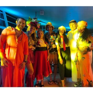 Andy Vila Instagram - Al final del carrusel el ganador de los disfraces🥂🍾

Gracias a este Team que nos hicieron pasar una noche inolvidable❤️
✈️📍@cumples_aeropuertopde 
Barra de tragos @barramovil.enbarra 
Que nunca falte🍹 @aperolspritz_uy 
Cátering @viewpointgourmet 
Torta @glaserealtortas
Mi disfraz by @virginiaferreira___