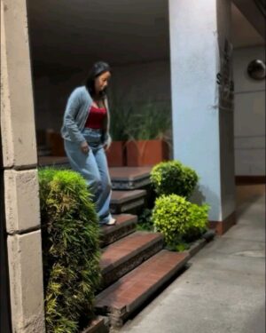 Andy Vila Instagram - #8M Mucho, muchísimo amor, respeto y agradecimiento a todas las mujeres que lucharon y luchamos por un mundo más justo. 

Sin miedos, sin violencia, con respeto, con oportunidades para todos y todas. Y sobretodo con mucho más amor. 

Les comparto algunos videos de todos los tiempos que vi en redes y me llegaron al corazón.

Y la foto de portada by @dulcinea.fotografia  embarazada de una futura mujer que intentaré con todas mis fuerzas que sea libre, independiente y poderosa.

Ni una menos💜