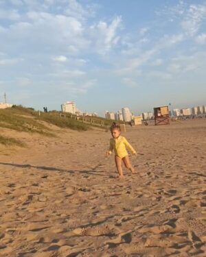 Andy Vila Instagram - Hoy con Emmita nos quedamos viendo volar los loros y charlando de cosas importantes… como qué nombre ponerles 😂. 

Y en un segundo me transporté a cuando yo salía de expedición en bici con mi papá. 
Esos momentos que parecen chiquitos, pero se quedan para siempre. ¿Será que me estoy poniendo nostálgica o simplemente me volví fan de estos mini momentos épicos?✨