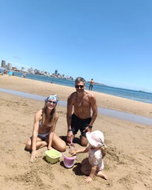 Andy Vila Instagram - Construimos 🏰 de arena, piscinas naturales y empezamos a disfrutar la playa de otra forma. Es lindo jugar juntas😉
.
.
.
🌴👙 @soybrumma
La 😎 de Emmita @cartersoshkosh_uruguay