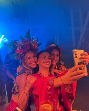 Andy Vila Instagram - Al final del carrusel el ganador de los disfraces🥂🍾

Gracias a este Team que nos hicieron pasar una noche inolvidable❤️
✈️📍@cumples_aeropuertopde 
Barra de tragos @barramovil.enbarra 
Que nunca falte🍹 @aperolspritz_uy 
Cátering @viewpointgourmet 
Torta @glaserealtortas
Mi disfraz by @virginiaferreira___