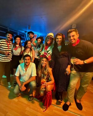 Andy Vila Instagram - Al final del carrusel el ganador de los disfraces🥂🍾

Gracias a este Team que nos hicieron pasar una noche inolvidable❤️
✈️📍@cumples_aeropuertopde 
Barra de tragos @barramovil.enbarra 
Que nunca falte🍹 @aperolspritz_uy 
Cátering @viewpointgourmet 
Torta @glaserealtortas
Mi disfraz by @virginiaferreira___