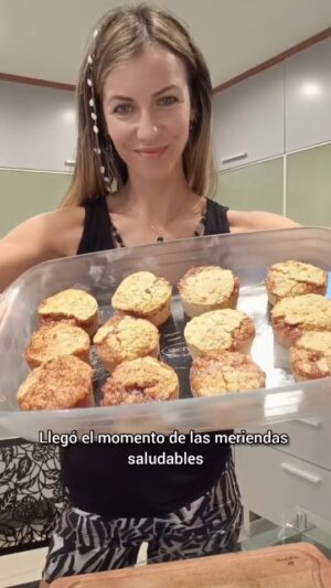 Andy Vila Instagram - Muffins de avena ideal para la vianda y meriendas, ahora que necesitamos más ideas💡!!

Les muestro el paso a paso, son súper fáciles de hacer y quedan irresistibles con la mermelada de @tiendainglesa 🍓💛 

📌 Va la receta para todos:

En un bowl mezclar:

1 y media taza de harina de avena

1 banana pisada

1 huevo

½ taza de leche (puede ser vegetal)

1 cucharadita de esencia de vainilla

½ cucharadita de polvo de hornear

1 cucharada de aceite 

1 cdita de mermelada de frutilla para cada cupcake.

👉Llená los moldes hasta la mitad, agregá 1 cucharadita de mermelada y cubrí con más mezcla.
👉Horneá a 180°C por 15-20 minutos.

¡Listo! Ya los sumé a la vianda de Emmita, 

¿Ustedes qué les mandan a sus peques? Los leo 💬👇🏼