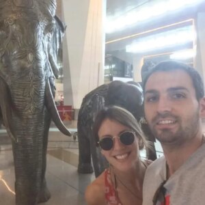 Andy Vila Instagram - El amor perfecto no existe. Tiene tormentas, dudas y caminos que a veces se separan. No hay medias naranjas, hay naranjas enteras que eligen compartir mientras se sientan bien. Porque amar es también aprender, crecer y soltar cuando es necesario.

Por acá, seguimos acompañándonos después de 13 años, con respeto y aprendizaje. Gracias, Emi, por compartir muchas aventuras y el amor más grande, ser mamá. Y por seguir apostando al equipo, aún con todos los cambios de la vida.

Cada amor es distinto, cada historia única. Y lo más importante siempre es elegirnos a nosotros mismos primero. 

Feliz día❤️