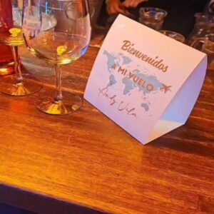Andy Vila Instagram - Al final del carrusel el ganador de los disfraces🥂🍾

Gracias a este Team que nos hicieron pasar una noche inolvidable❤️
✈️📍@cumples_aeropuertopde 
Barra de tragos @barramovil.enbarra 
Que nunca falte🍹 @aperolspritz_uy 
Cátering @viewpointgourmet 
Torta @glaserealtortas
Mi disfraz by @virginiaferreira___