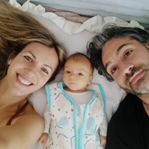 Andy Vila Instagram - El amor perfecto no existe. Tiene tormentas, dudas y caminos que a veces se separan. No hay medias naranjas, hay naranjas enteras que eligen compartir mientras se sientan bien. Porque amar es también aprender, crecer y soltar cuando es necesario.

Por acá, seguimos acompañándonos después de 13 años, con respeto y aprendizaje. Gracias, Emi, por compartir muchas aventuras y el amor más grande, ser mamá. Y por seguir apostando al equipo, aún con todos los cambios de la vida.

Cada amor es distinto, cada historia única. Y lo más importante siempre es elegirnos a nosotros mismos primero. 

Feliz día❤️