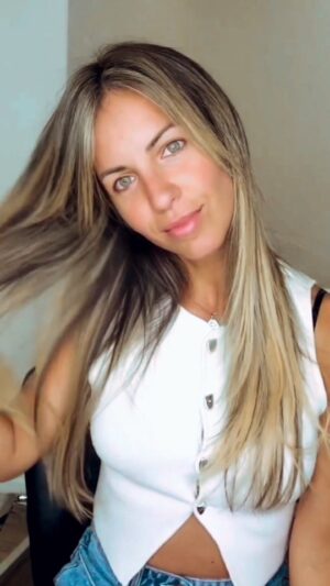 Andy Vila Instagram - 💛✨ bienvenidos los cambios 💛✨

@extensionesbyadrianamieres es la reina de los cambios, le pedí más rubio y largo cuidando mi pelo, sin tanta decoloración. Acá el resultado, les gusta?