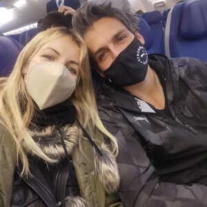 Andy Vila Instagram - El amor perfecto no existe. Tiene tormentas, dudas y caminos que a veces se separan. No hay medias naranjas, hay naranjas enteras que eligen compartir mientras se sientan bien. Porque amar es también aprender, crecer y soltar cuando es necesario.

Por acá, seguimos acompañándonos después de 13 años, con respeto y aprendizaje. Gracias, Emi, por compartir muchas aventuras y el amor más grande, ser mamá. Y por seguir apostando al equipo, aún con todos los cambios de la vida.

Cada amor es distinto, cada historia única. Y lo más importante siempre es elegirnos a nosotros mismos primero. 

Feliz día❤️