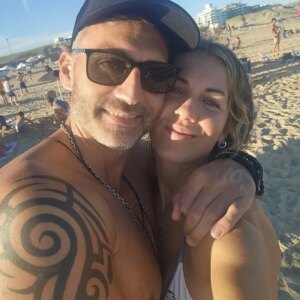 Andy Vila Instagram - El amor perfecto no existe. Tiene tormentas, dudas y caminos que a veces se separan. No hay medias naranjas, hay naranjas enteras que eligen compartir mientras se sientan bien. Porque amar es también aprender, crecer y soltar cuando es necesario.

Por acá, seguimos acompañándonos después de 13 años, con respeto y aprendizaje. Gracias, Emi, por compartir muchas aventuras y el amor más grande, ser mamá. Y por seguir apostando al equipo, aún con todos los cambios de la vida.

Cada amor es distinto, cada historia única. Y lo más importante siempre es elegirnos a nosotros mismos primero. 

Feliz día❤️