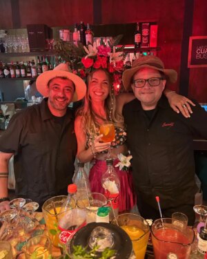 Andy Vila Instagram - Al final del carrusel el ganador de los disfraces🥂🍾

Gracias a este Team que nos hicieron pasar una noche inolvidable❤️
✈️📍@cumples_aeropuertopde 
Barra de tragos @barramovil.enbarra 
Que nunca falte🍹 @aperolspritz_uy 
Cátering @viewpointgourmet 
Torta @glaserealtortas
Mi disfraz by @virginiaferreira___
