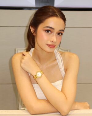 Angelina Cruz Instagram - Welcoming the holiday season with @charriolofficial 🌟

Drop by their holiday pop-up on 5th Avenue, BGC, until November 24, and catch their next pop-ups — November 26 to December 17 at TriNoma, and December 19 to January 9 at ATC!

#HolidaySeasonWithCharriol #LiveDifferentWithCharriol #SSILIFE @ssilifeph