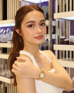 Angelina Cruz Instagram - Welcoming the holiday season with @charriolofficial 🌟

Drop by their holiday pop-up on 5th Avenue, BGC, until November 24, and catch their next pop-ups — November 26 to December 17 at TriNoma, and December 19 to January 9 at ATC!

#HolidaySeasonWithCharriol #LiveDifferentWithCharriol #SSILIFE @ssilifeph