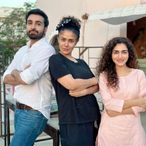 Angeline Malik Instagram - With two of my favorites…. Coming Friday #humtv #kitnigirhainbaqihain #hajrayamin #azfarrehman #angelinemalik